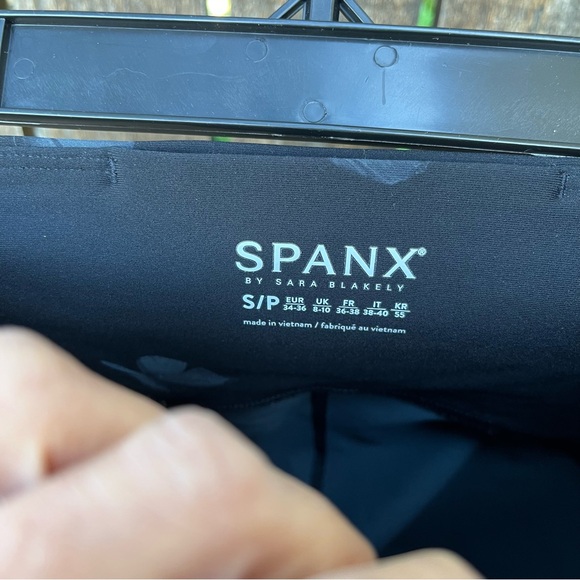 Spanx Booty Boost Active 7/8 Sculpting Leggings In Midnight Butterfly NWOT Sz S - Picture 2 of 15